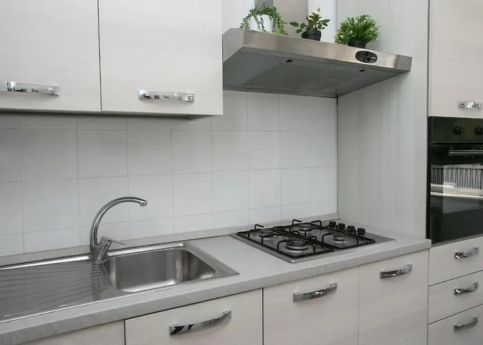 N050 - Numana, Trilocale In Centro Con Portico E Posto Auto Numana